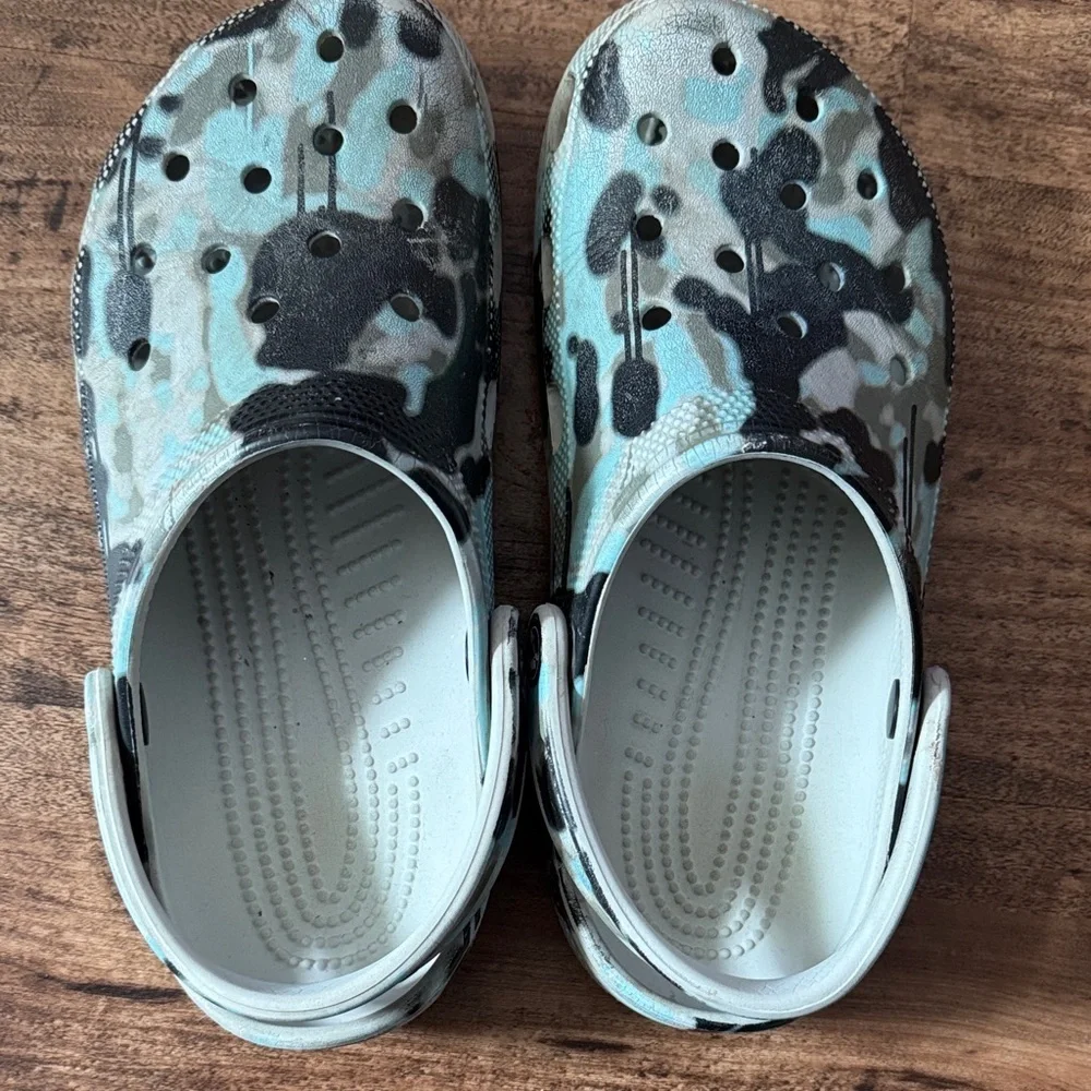 Camo Clogs size men’s 7 or women’s 9